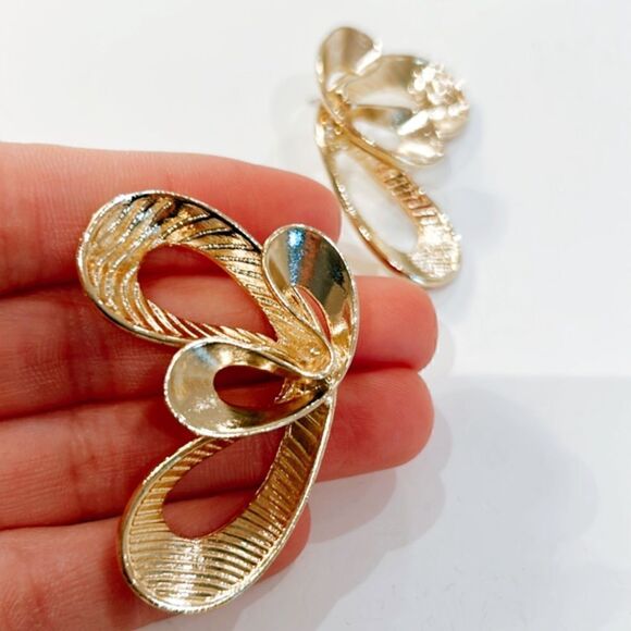 gold bow stud earrings H43 - Picture 3 of 3